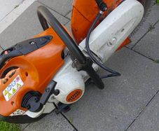 Stihl TS - 420 consaw with 14" inch diamond disc in excellent working condition, which starts half pull. Just had a full service.