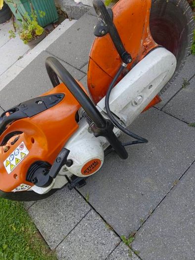 Stihl TS - 420 consaw with 14" inch diamond disc in excellent working condition, which starts half pull. Just had a full service.