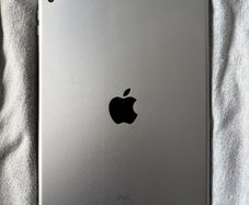 Apple iPad 5th Generation (A1822) 32GB Wifi- Fully Working- Touch ID - Includes Case