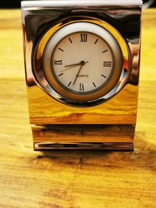 Quartz clock in steel housing