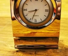 Quartz clock in steel housing