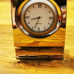 Quartz clock in steel housing
