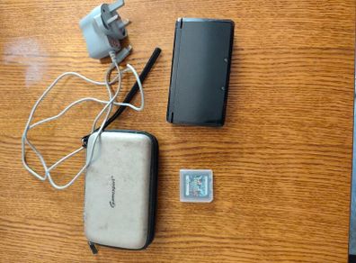 Nintendo 3ds with charger case and 208 in 1 game