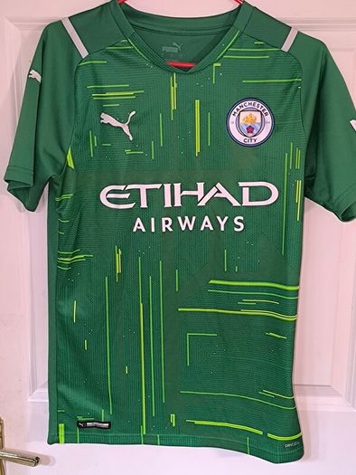 Manchester city goalkeeper jersey+shorts size small