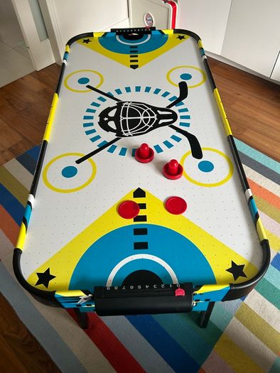 Air hockey table