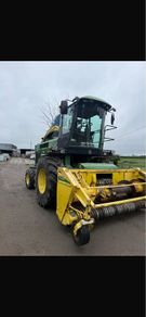 John Deere 6910