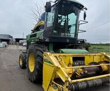 John Deere 6910
