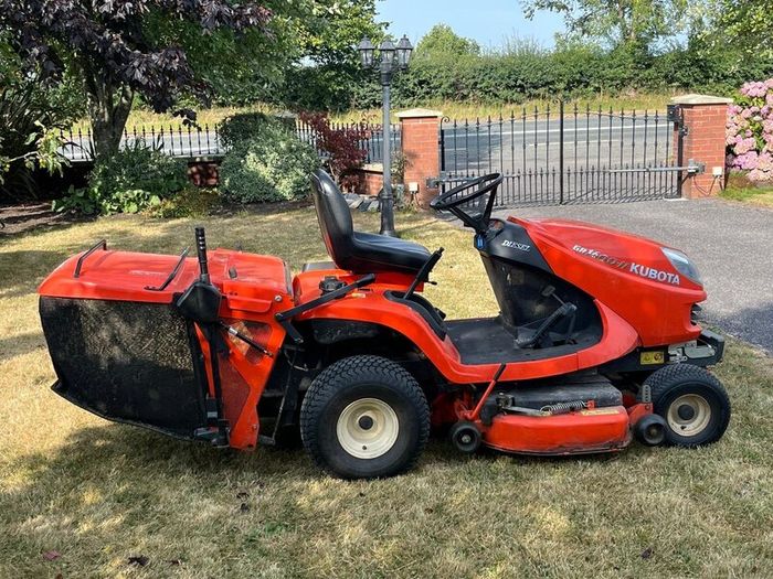 Ride on lawnmower