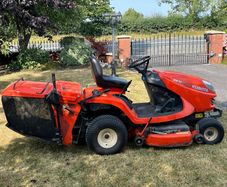 Ride on lawnmower