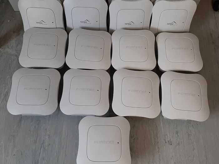 Fortinet Networks MC1550 Controller & 17 AP822i Access Points Set 2.