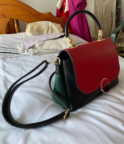 Beautiful handbag with a beautiful colour scheme of black, red and green with adjustable and removable shoulder strap