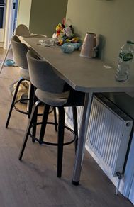Breakfast bar and 2 stools