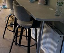 Breakfast bar and 2 stools