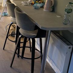Breakfast bar and 2 stools