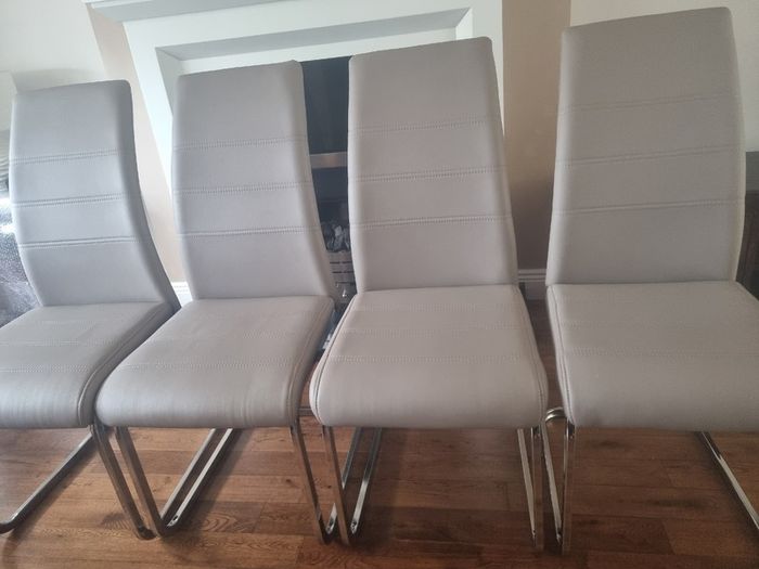 High-gloss Extending Dining Table plus 4 Cantilever chairs