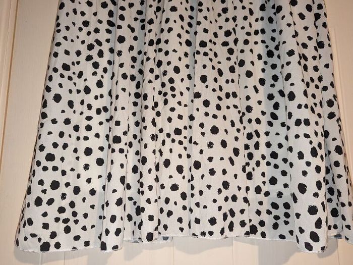 Perfect for Summer. Gorgeous black and white midi skirt