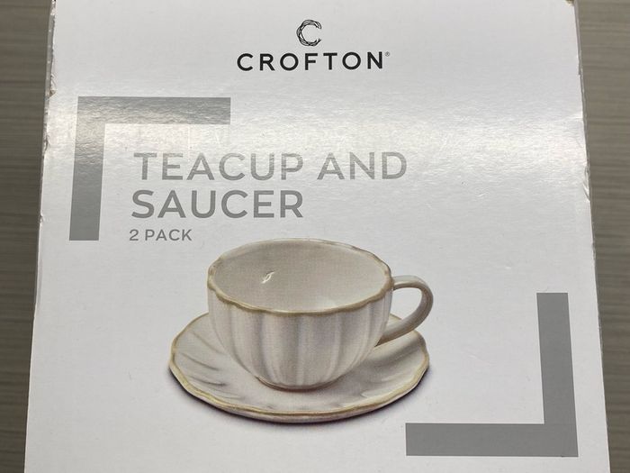 Crofton teapot and 4 matching teacups with saucers
