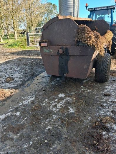 Dung spreader