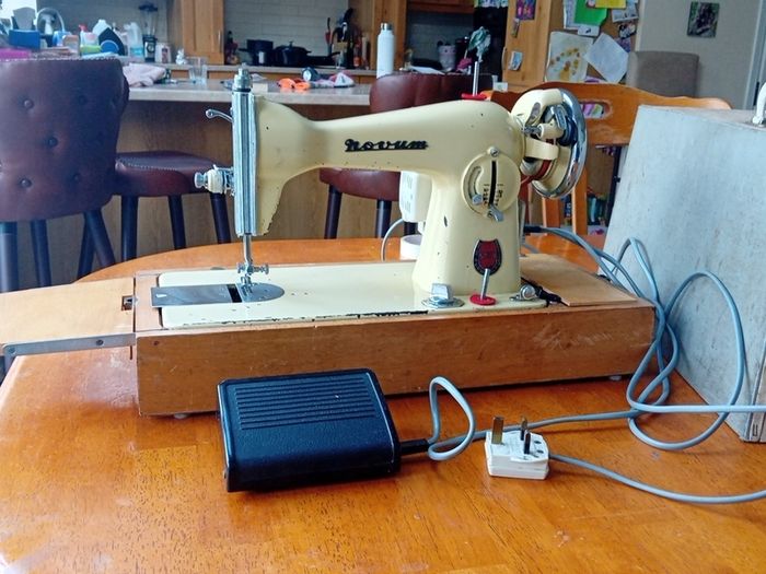 1940s/50s New Home sewing machine in working condition