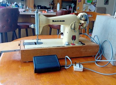 1940s/50s New Home sewing machine in working condition