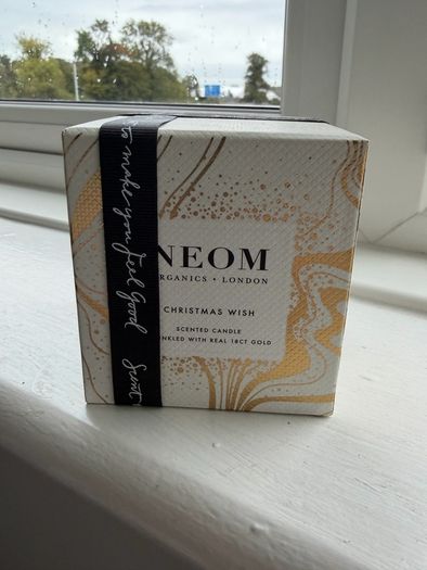 Neom Christmas Wish Scented Candle 150g (sprinkled in 18 carat gold)