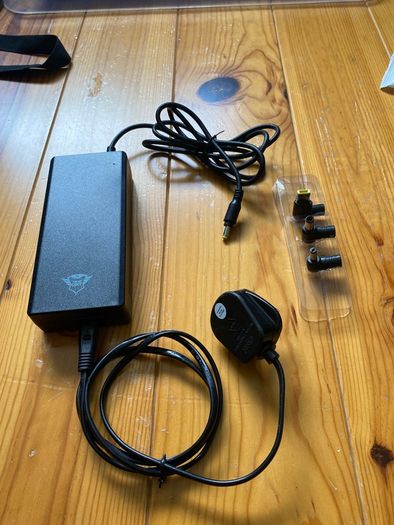 Trust GTX 180w universal laptop charger