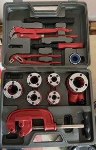 Never used heavy duty pipe threading cutting screwing set in hard case