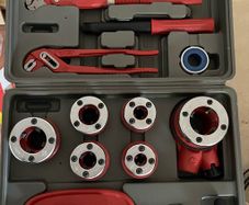 Never used heavy duty pipe threading cutting screwing set in hard case