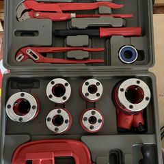 Never used heavy duty pipe threading cutting screwing set in hard case