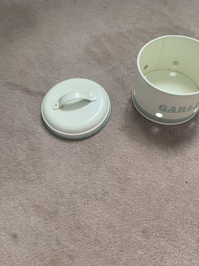 Garlic container  by Jamie Oliver
