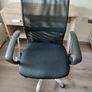 Black mesh office chair Image 2