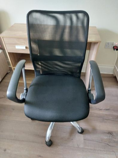 Black mesh office chair