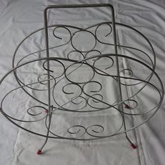 Vintage/Retro Metal Magazine/Newpaper Rack With Center Handle