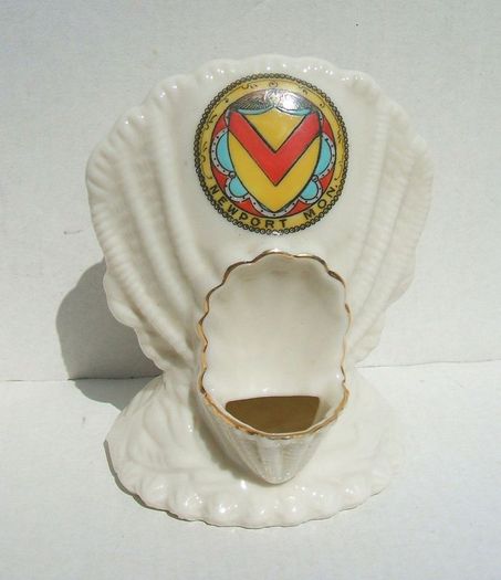 NEWPORT MON TOWN CRESTED CHINA VASE (Wiltshaw & Robinson Ltd, Stoke on Trent) - Carlton China shell with Newport town coat-of-arms (Wales)