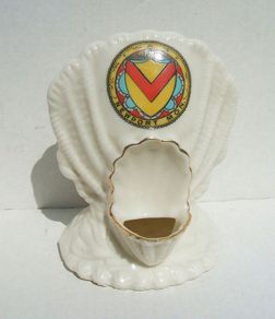 NEWPORT MON TOWN CRESTED CHINA VASE (Wiltshaw & Robinson Ltd, Stoke on Trent) - Carlton China shell with Newport town coat-of-arms (Wales)