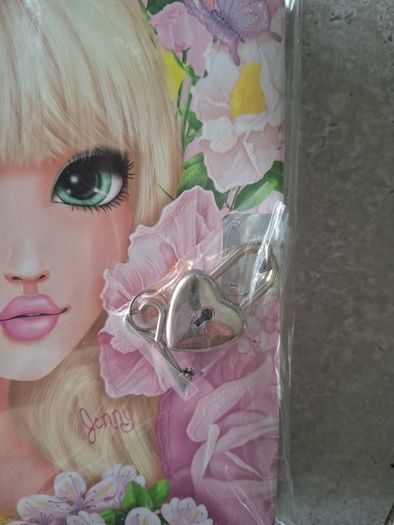 BNIP Top Model Diary witb Lock and Key