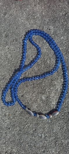 Vintage jewelry is sold individually for 5 to 10 euros.