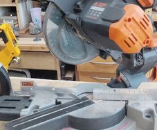 Cordless mitre saw