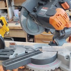 Cordless mitre saw