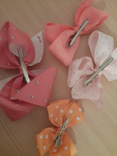 Girl's hair bows x4