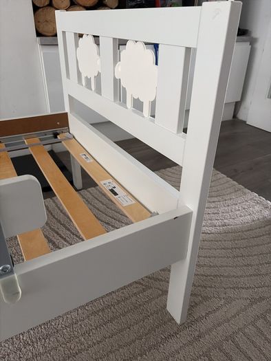 Toddler bed with guardrail