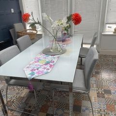 beautiful glass table and 6 chairs