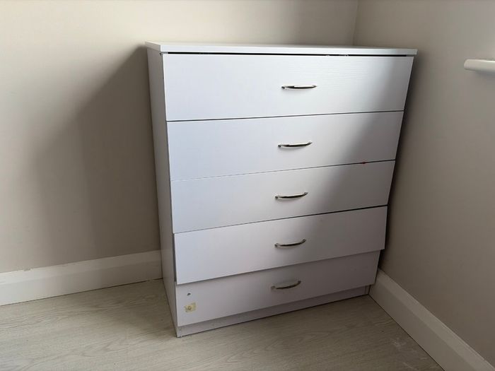 Chest of drawer