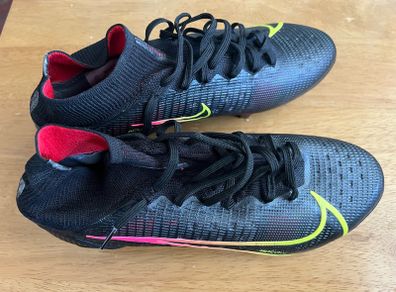 Size 39 Nike football shoes