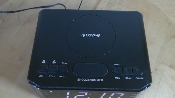 Groov-E FM Alarm Clock Radio with USB & Wireless Charging - Black | GVWC06BK Boxed