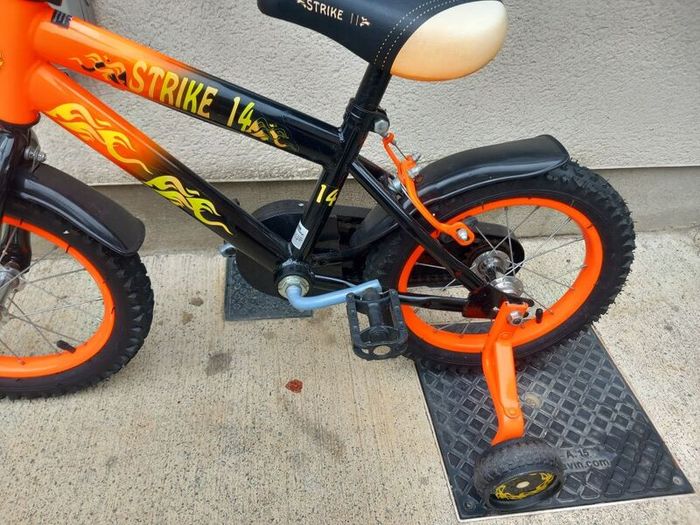 Kids strike bike size 14 inch wheels