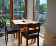 Extendable dining table