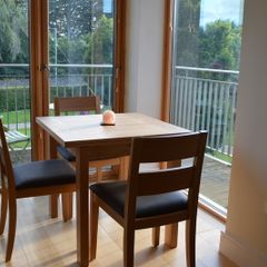 Extendable dining table