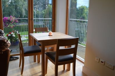 Extendable dining table