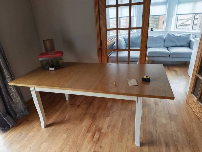 Extenable Table and 4 Chairs